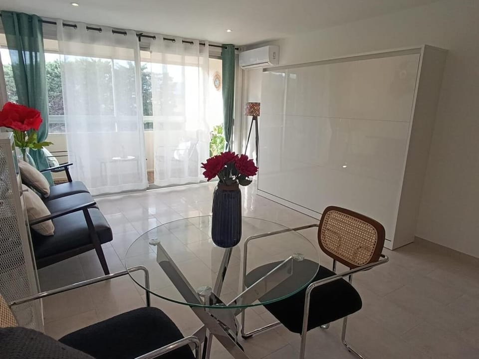 Bed, Seating area, Dining area