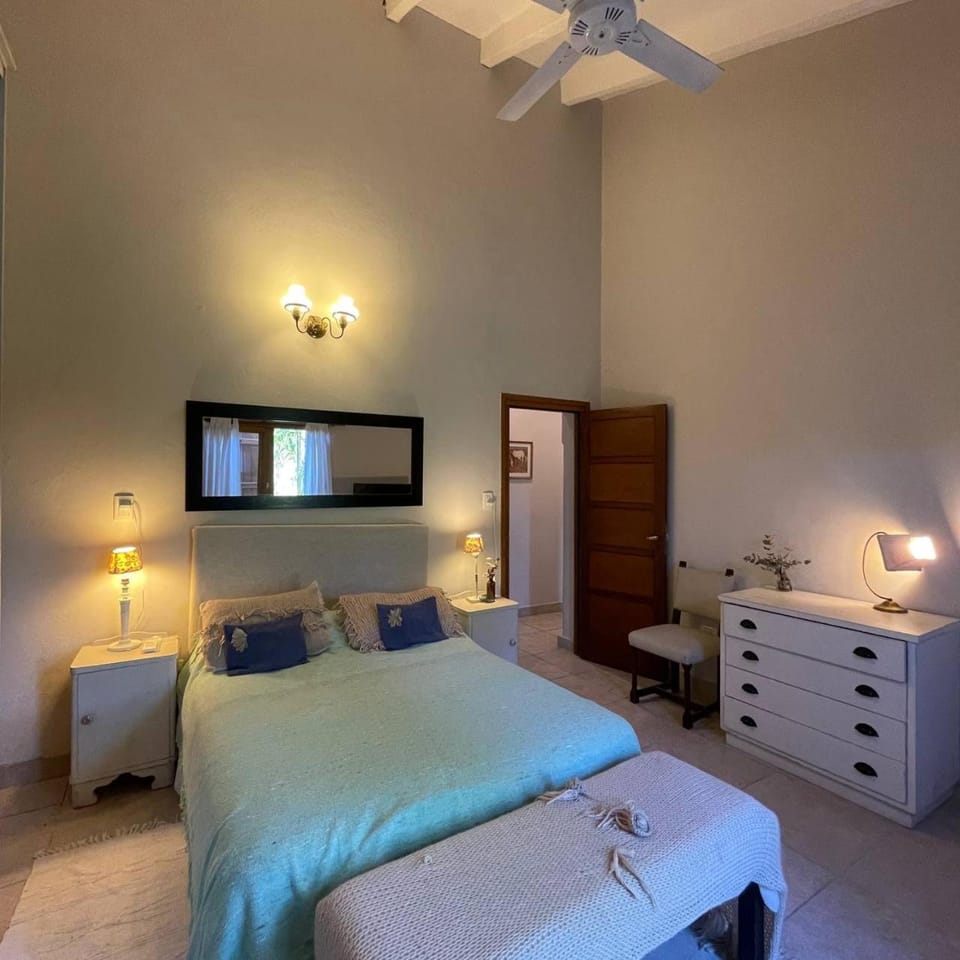 Bed, TV and multimedia, Photo of the whole room, Bedroom, fireplace, hair dresser, wardrobe