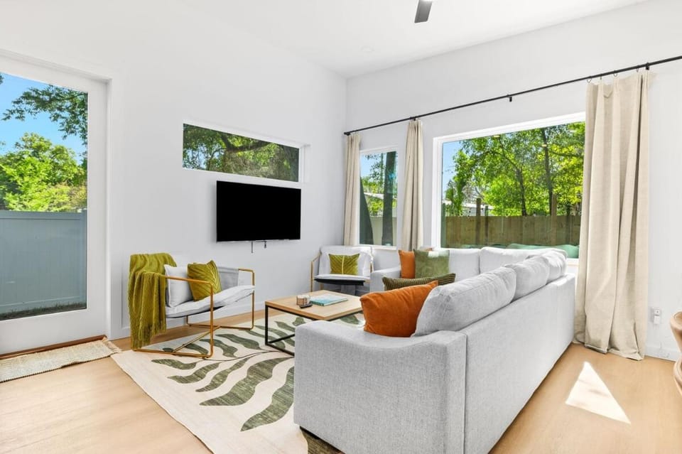 New-Dog Friendly,Hot Tub, Fire-pit, 1 mile to DTWN House in Saint Augustine