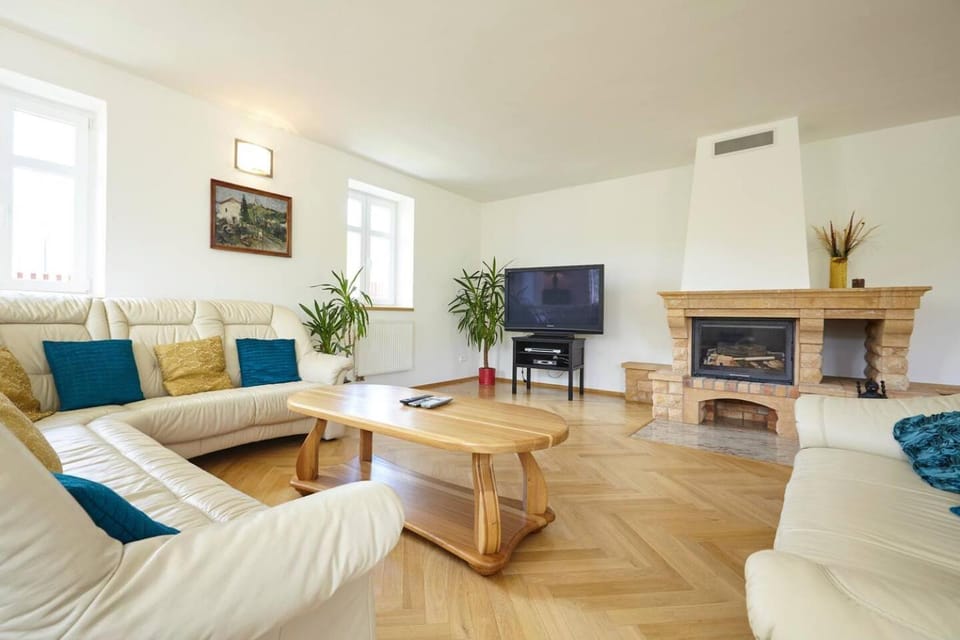 Communal lounge/ TV room, Living room, Seating area