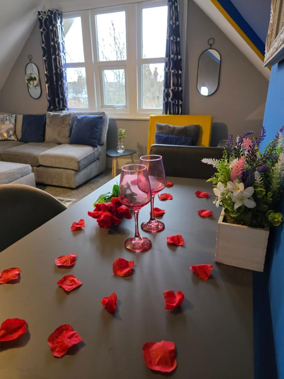 Vibrant 2 Bedroom Apt Apartment in Folkestone