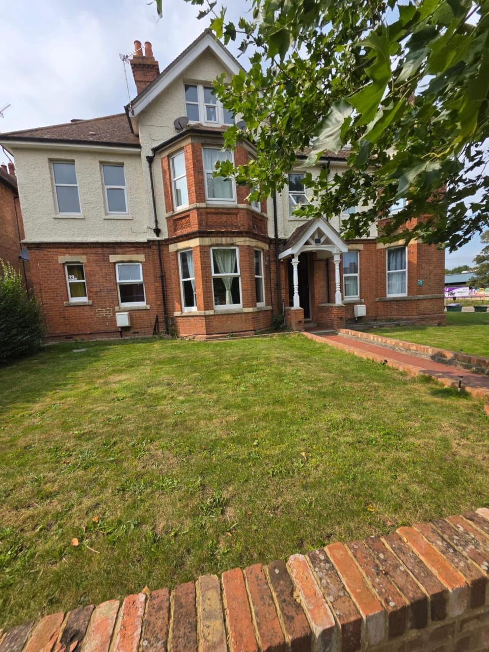 Vibrant 2 Bedroom Apt Apartment in Folkestone