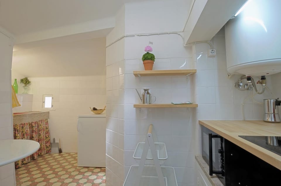 Coffee/tea facilities, Kitchen or kitchenette, Decorative detail, Dining area