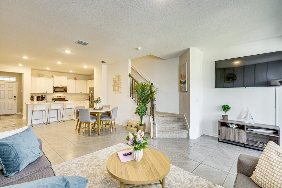 7 Mi to European Village: Pond-Front Townhome! House in Palm Coast