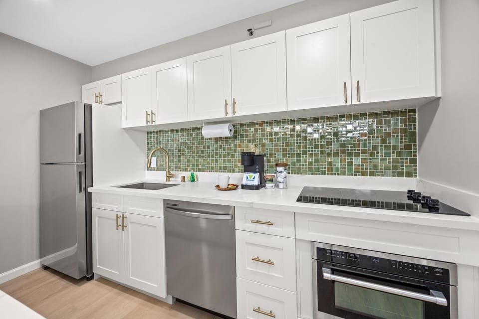 Kitchen or kitchenette, dishwasher