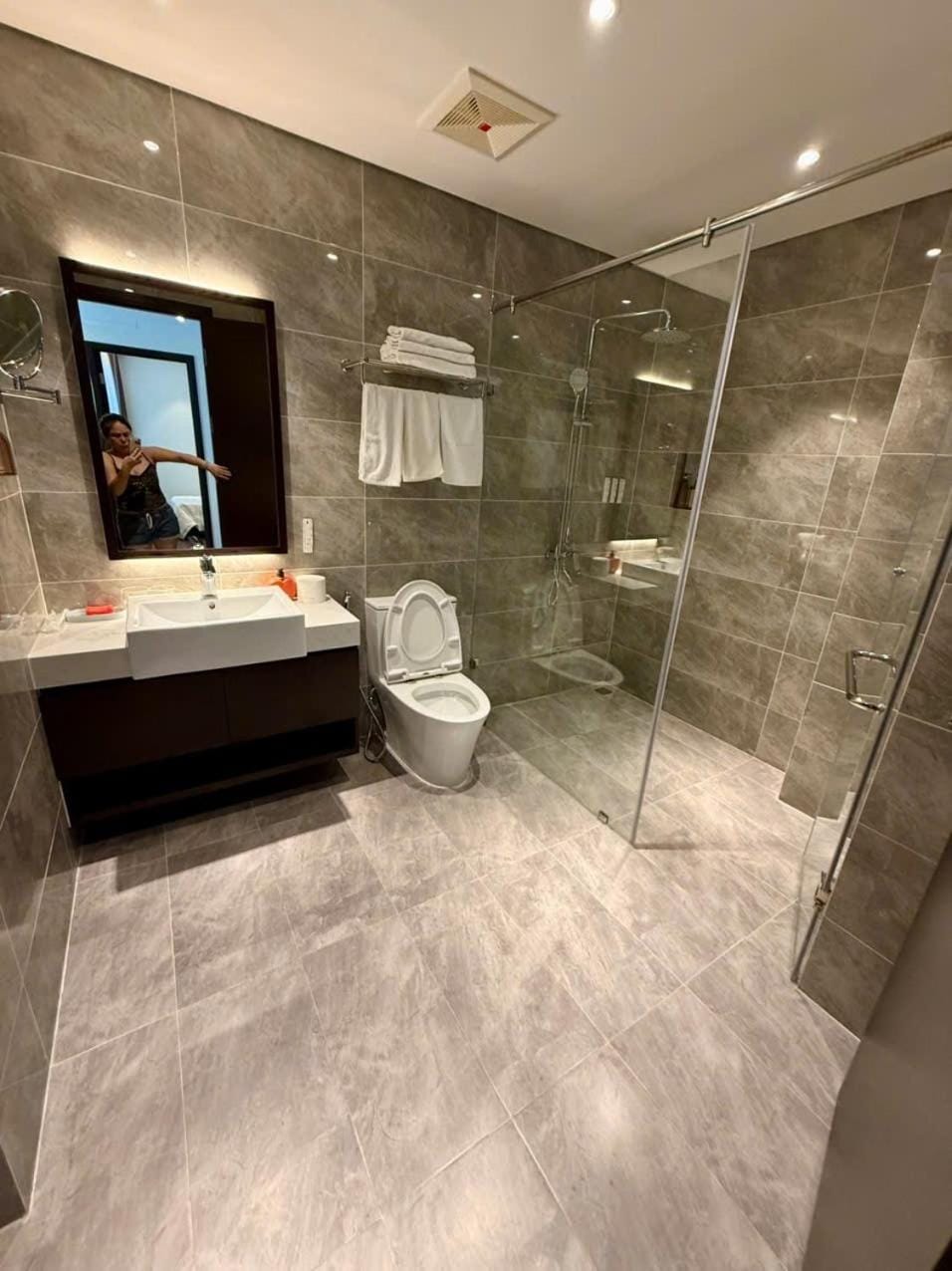 Shower, Toilet, Bathroom, bidet, towels