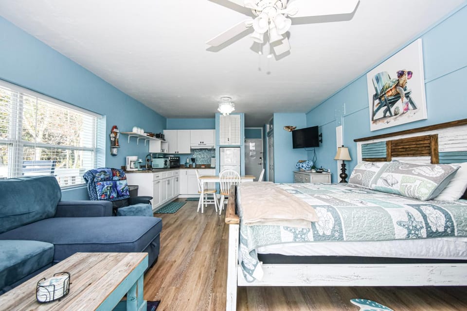 Bed, Seating area, Dining area