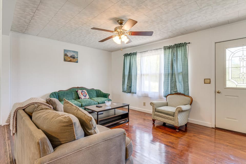 1/2 Mi to Dtwn Dining! Cozy Hayesville Hideaway House in Hayesville