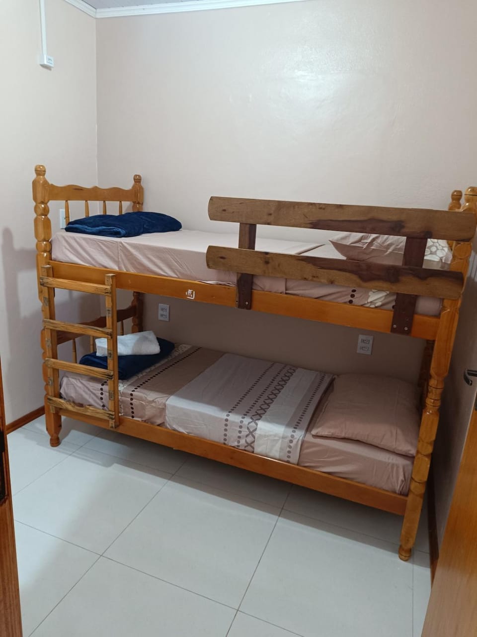 Bedroom, bunk bed