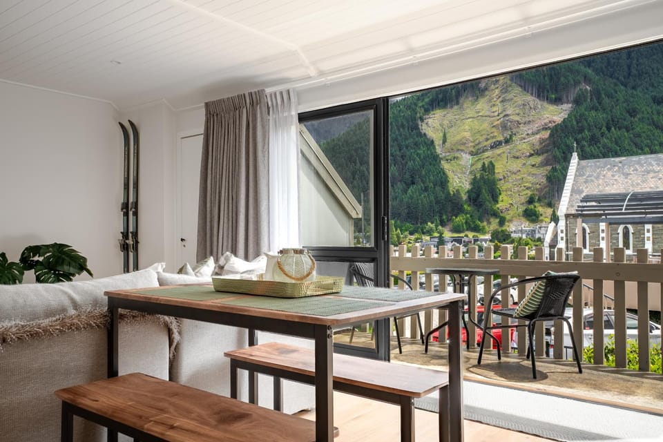 Balcony/Terrace, Dining area, Landmark view