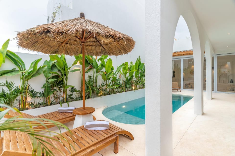 Swimming pool, sunbed