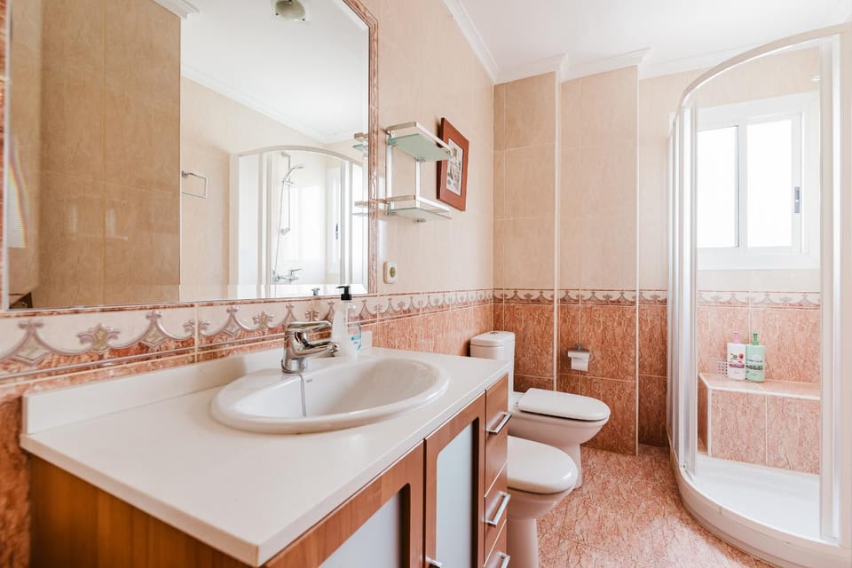 Shower, Toilet, Bathroom, bidet, towels