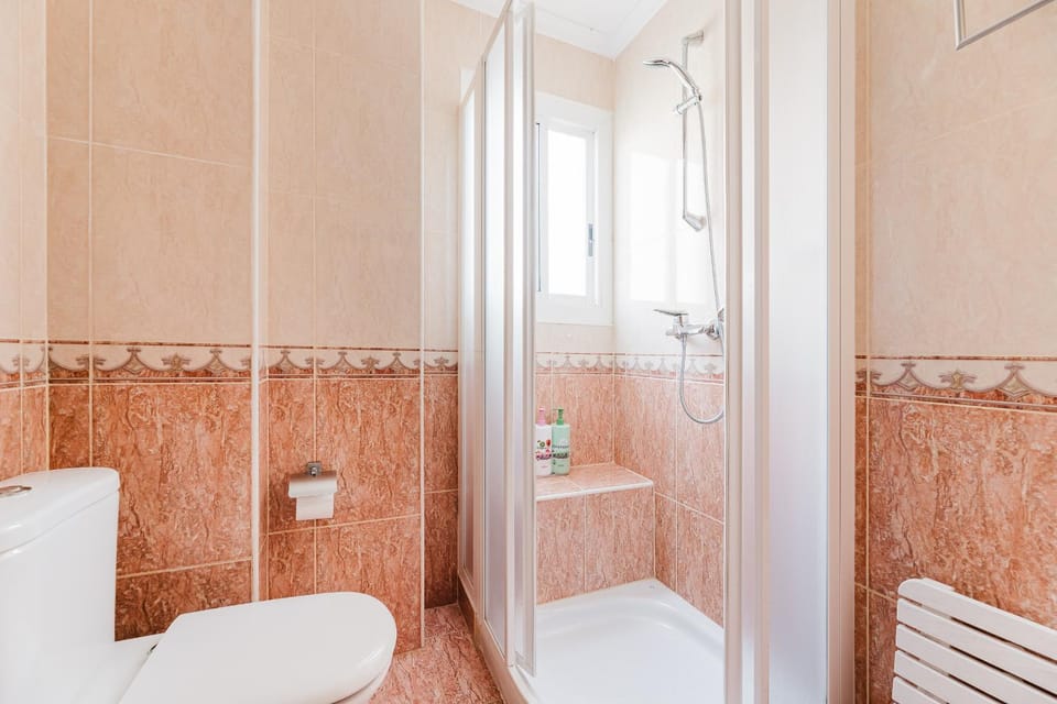Shower, Toilet, Bathroom, bidet, towels