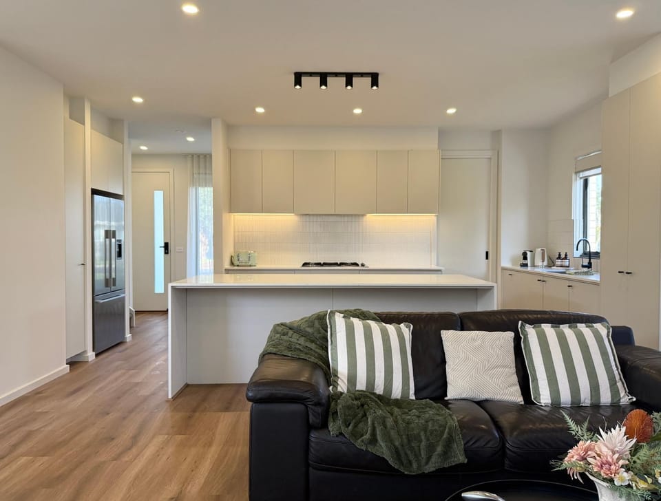 Kitchen or kitchenette, Living room, Seating area, stove