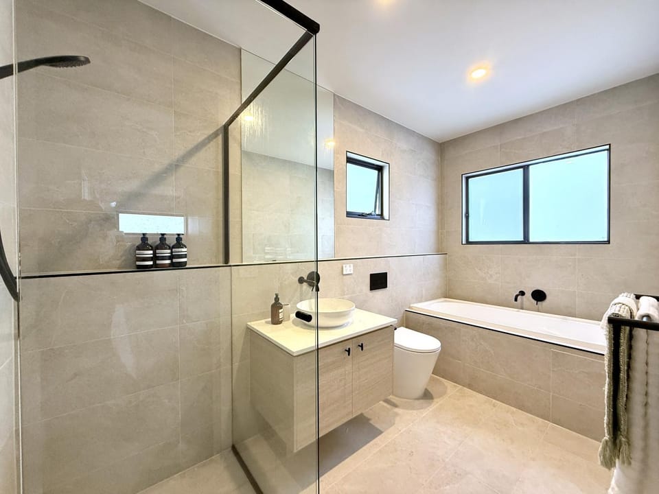 Shower, Toilet, Bathroom, Bath, towels