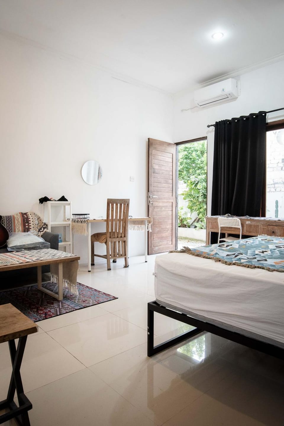 Living room, Seating area, air conditioner