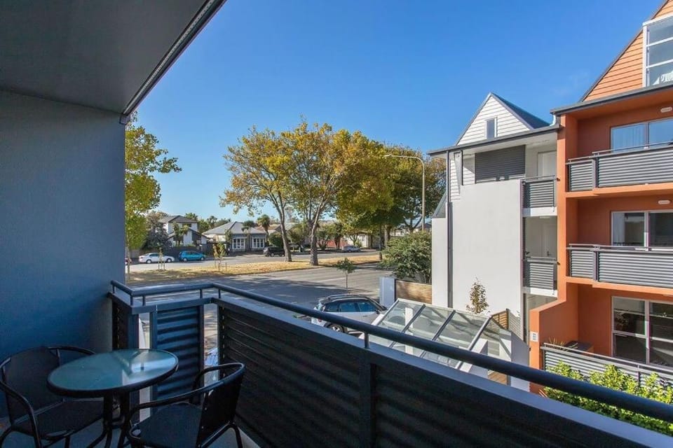 Handy CBD Covered Free Parking Gym 2 Bdrm Apartment in Christchurch