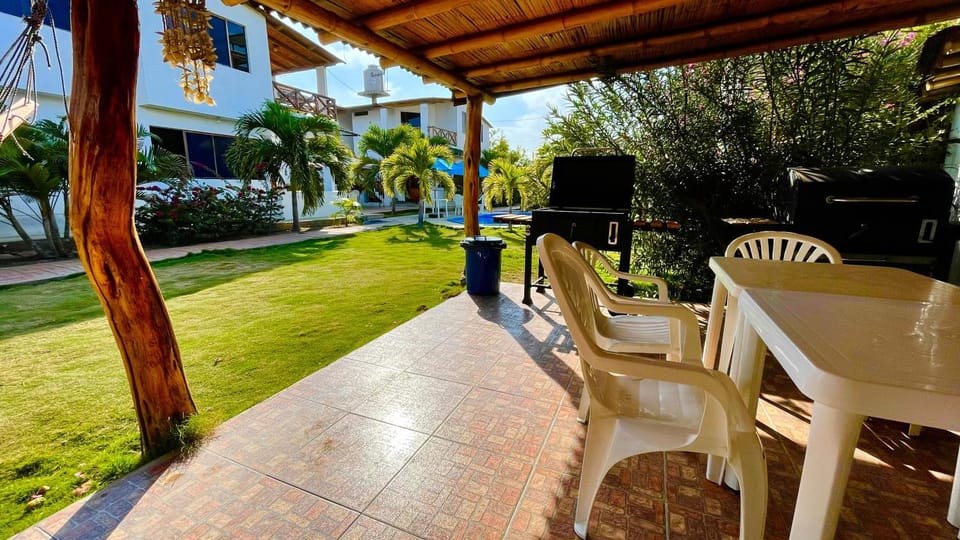 Property building, Day, Garden, Balcony/Terrace, Seating area, Dining area, Garden view