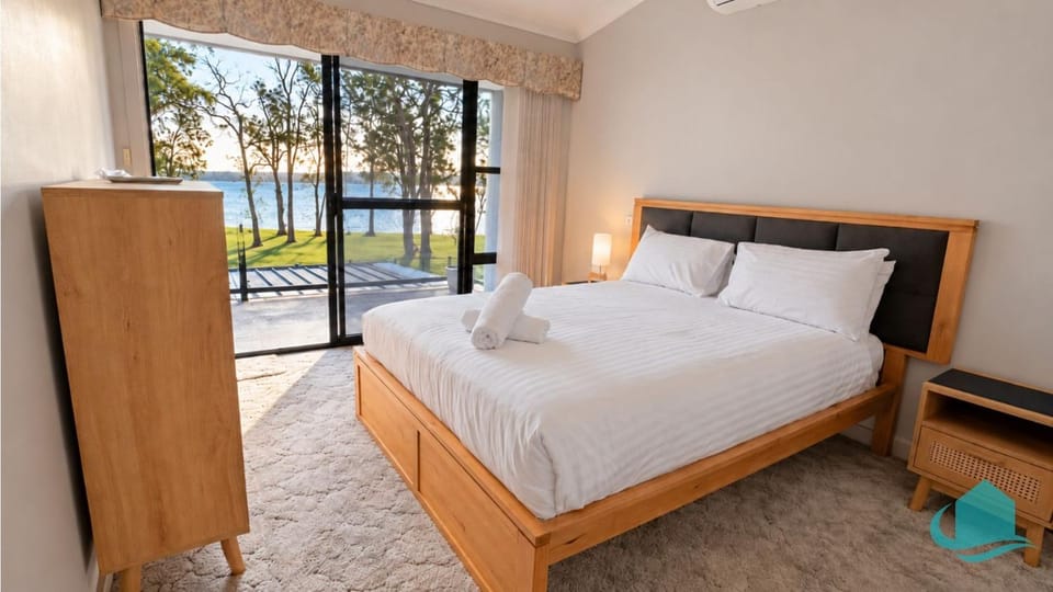 Casuarina Waters - Absolute Waterfront on Lake Mac House in Lake Macquarie
