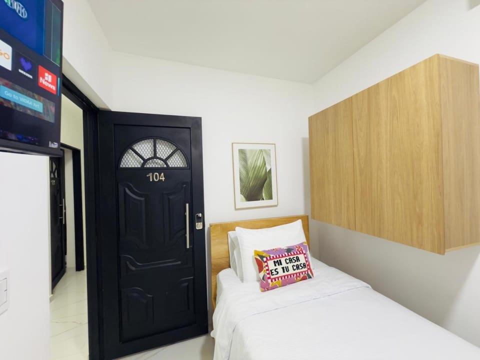 Bed, TV and multimedia, Photo of the whole room, Bedroom, wardrobe