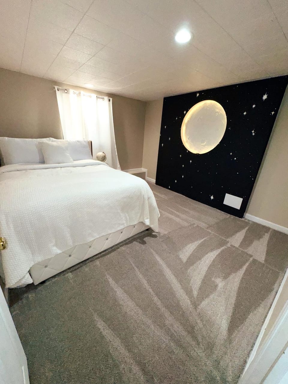 Photo of the whole room, Bedroom
