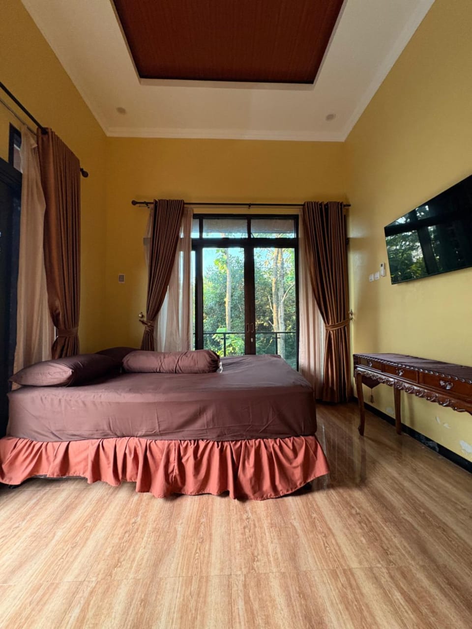 Bed, TV and multimedia, Bedroom