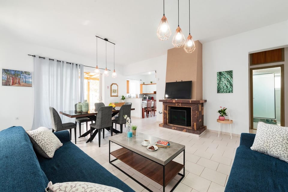 Communal lounge/ TV room, TV and multimedia, Seating area, Dining area