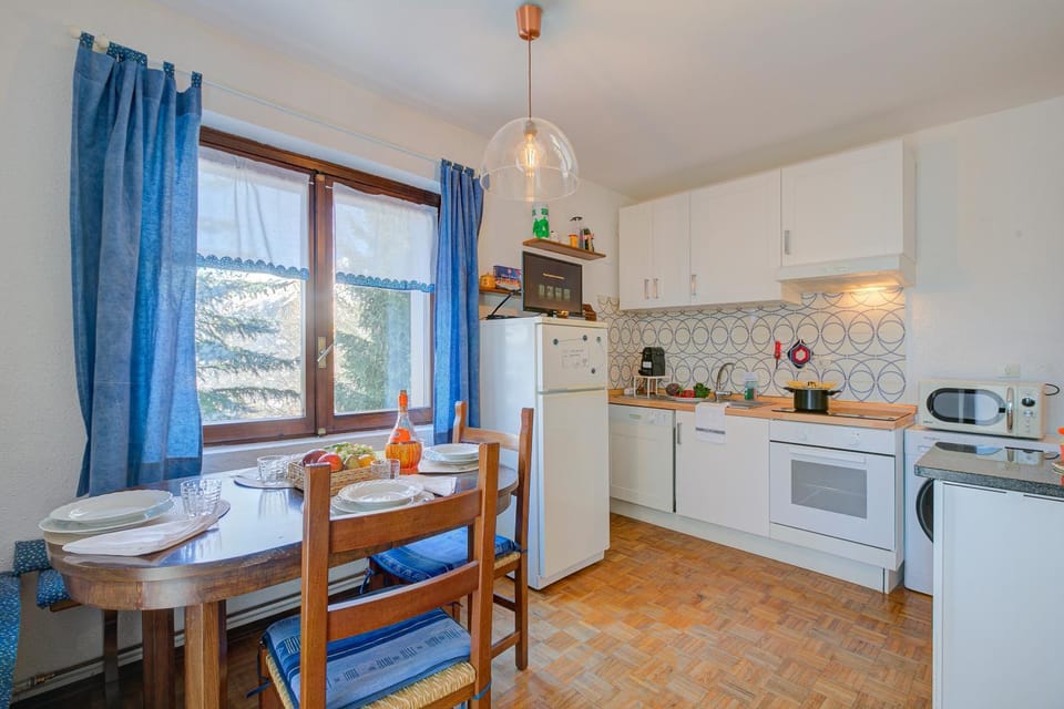 Kitchen or kitchenette, Dining area