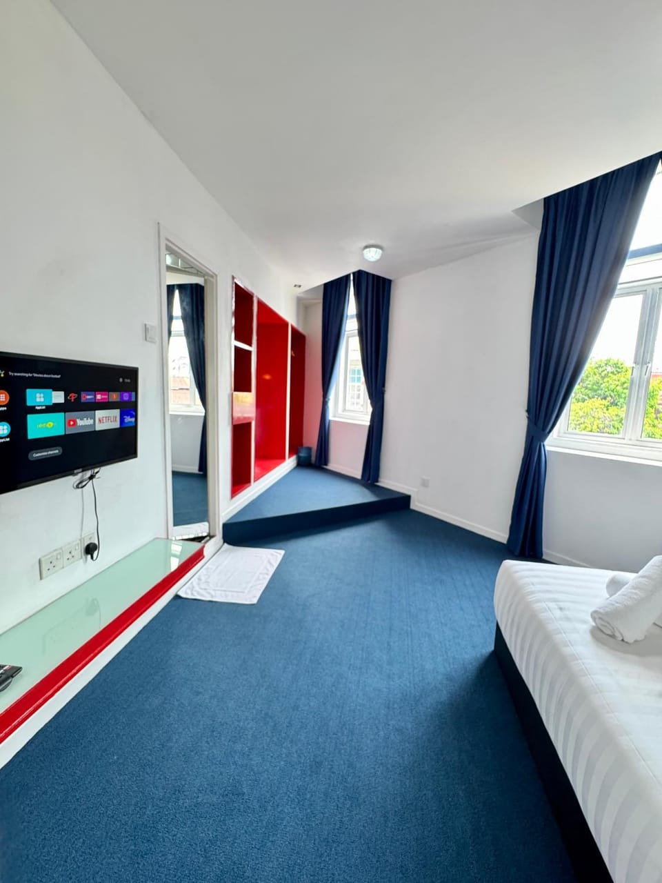 Bed, TV and multimedia, Photo of the whole room, Bedroom