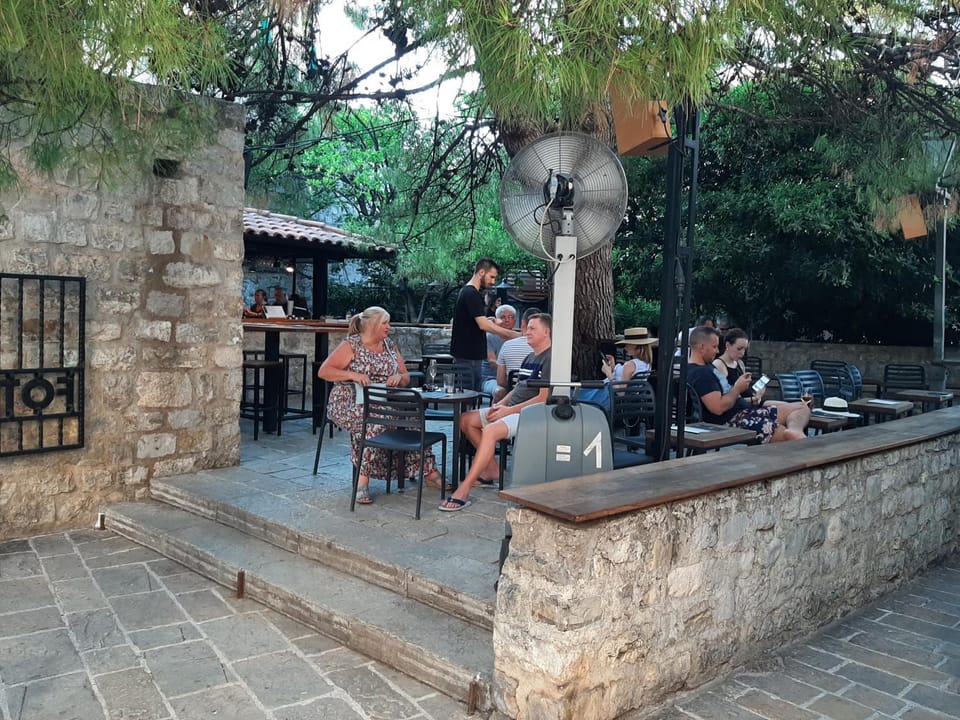 Restaurant/places to eat, Nightclub / DJ