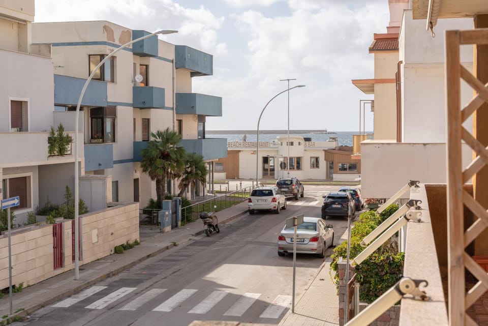 Day, Neighbourhood, City view, Street view, Location, Parking