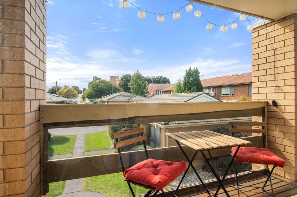 Family Friendly 3-Bed with Courtyard & Parking House in Melbourne