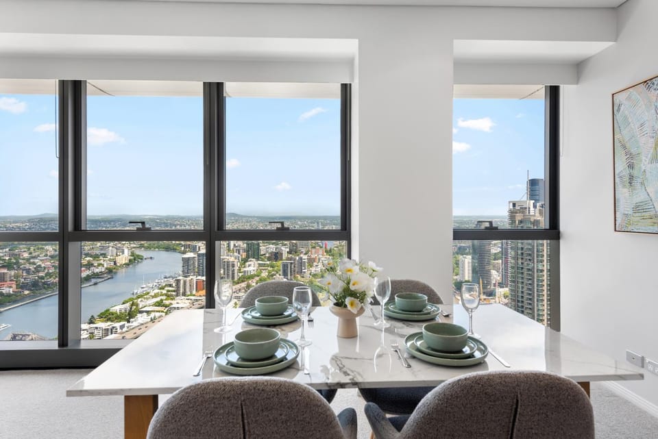 Stunning Sky Home with Endless Views, Pool & Parking Apartment in Brisbane City