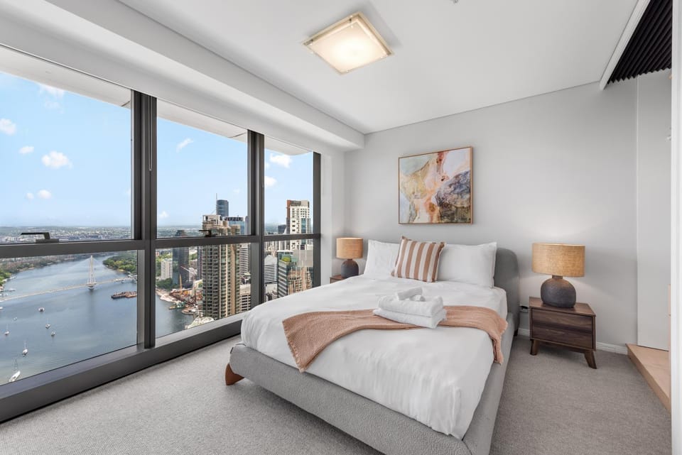 Stunning Sky Home with Endless Views, Pool & Parking Apartment in Brisbane City