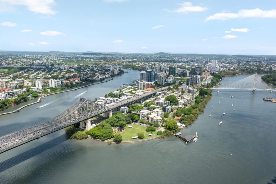 Stunning Sky Home with Endless Views, Pool & Parking Apartment in Brisbane City