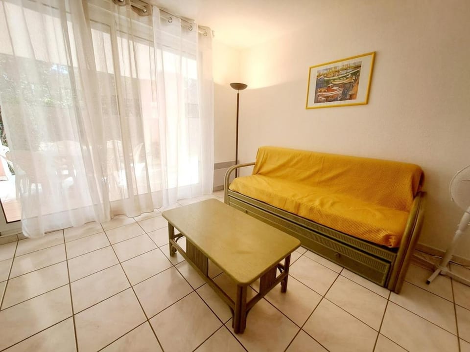 Bed, Living room