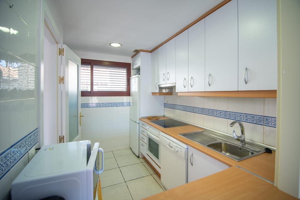 Kitchen or kitchenette, dishwasher, stove