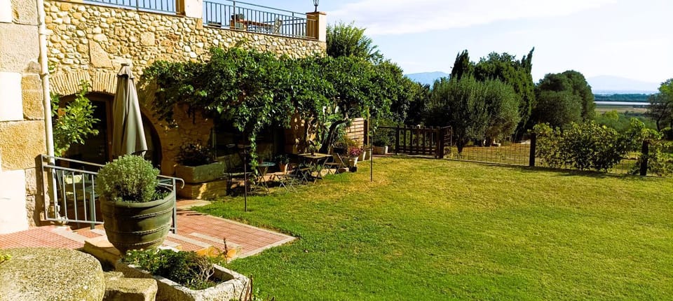 Property building, Off site, Day, Garden, Garden view