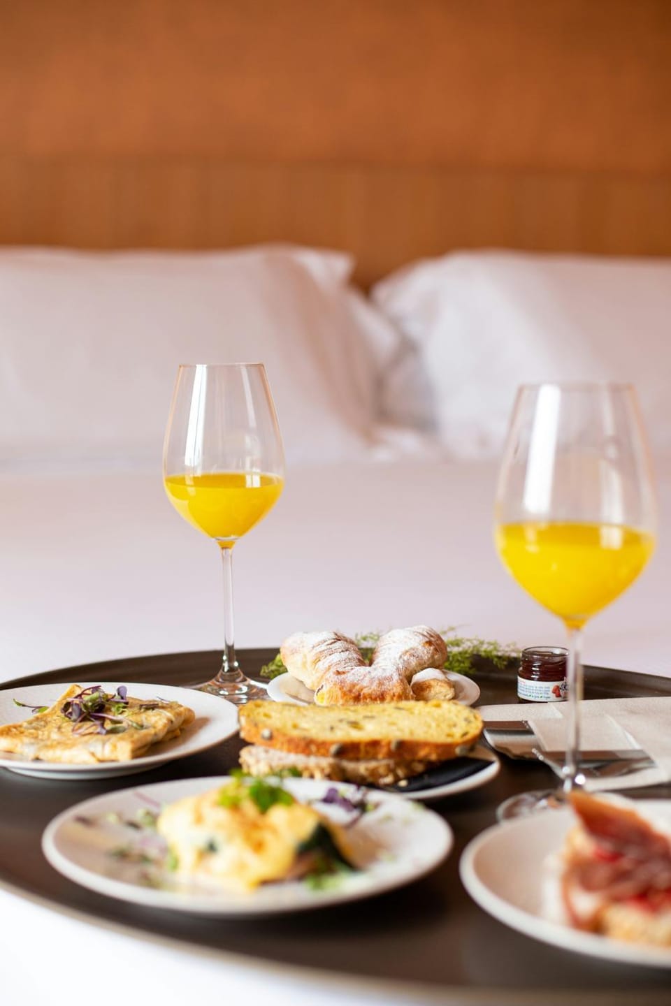 Bed, Food and drinks, Bedroom, Food, Breakfast, Drinks