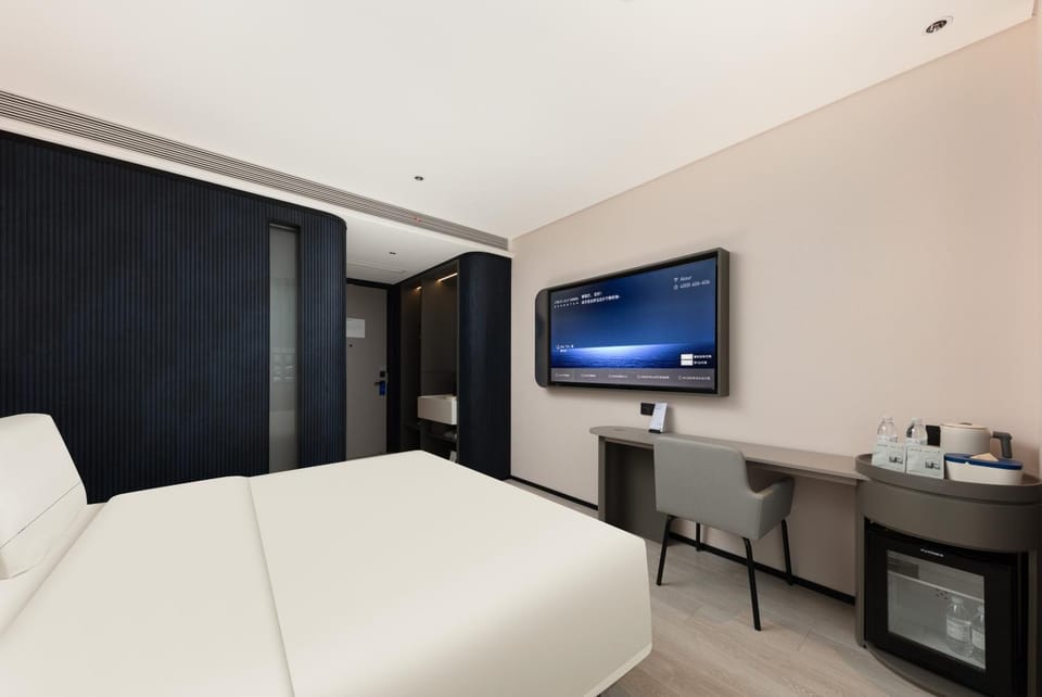 Bed, Photo of the whole room, Bedroom, minibar