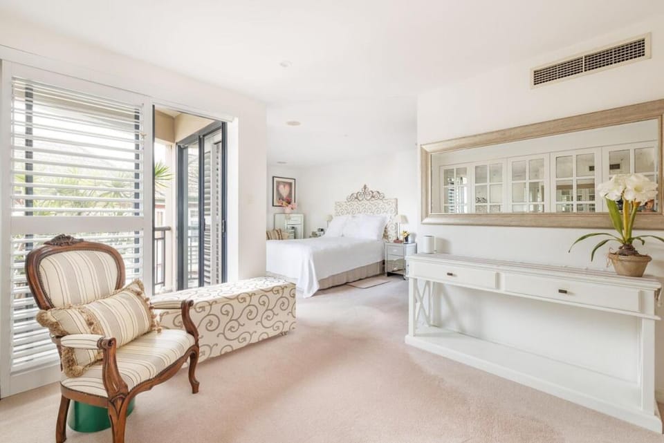 Bed, Photo of the whole room, Bedroom, air conditioner