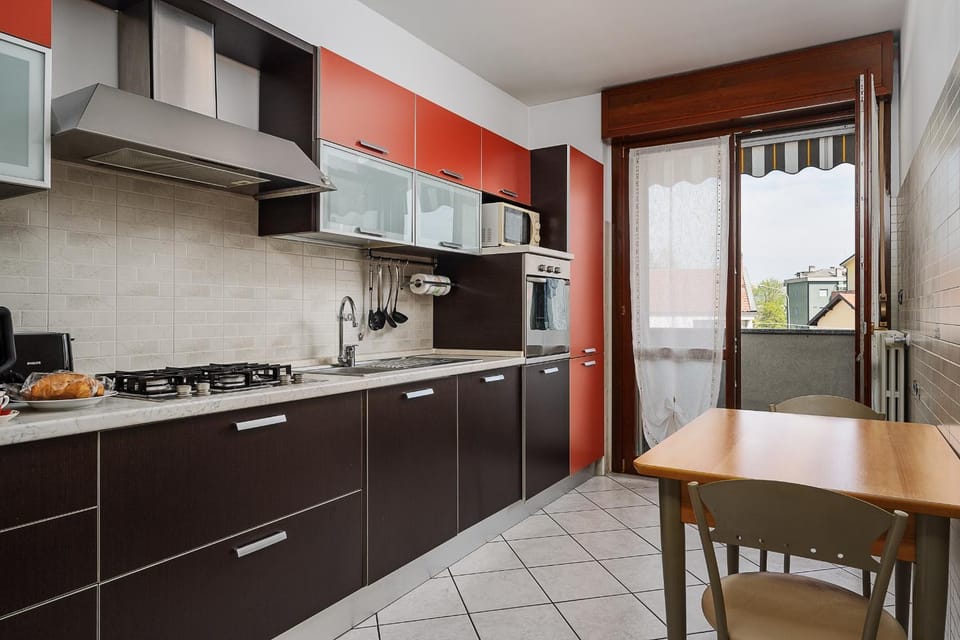 Coffee/tea facilities, Kitchen or kitchenette, Dining area, dishwasher, oven, stove, toaster