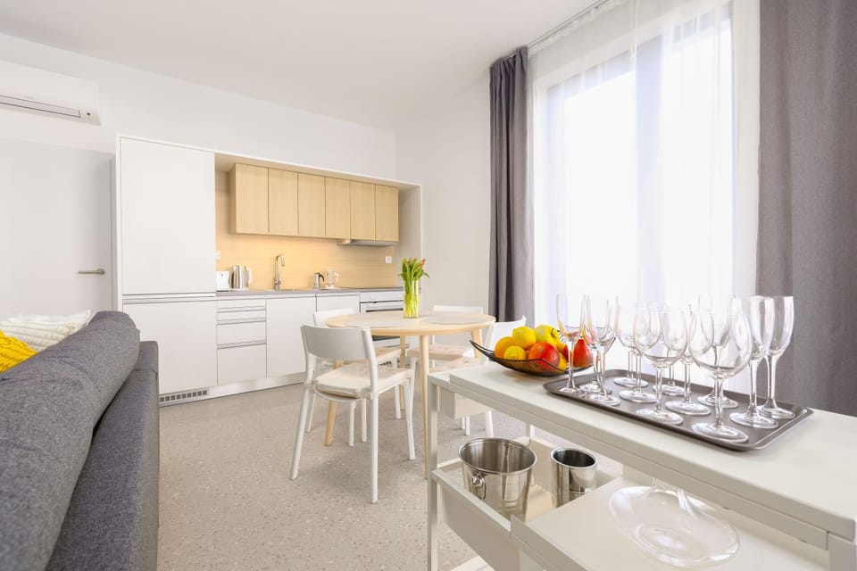 Kitchen or kitchenette, Living room, Seating area, Dining area