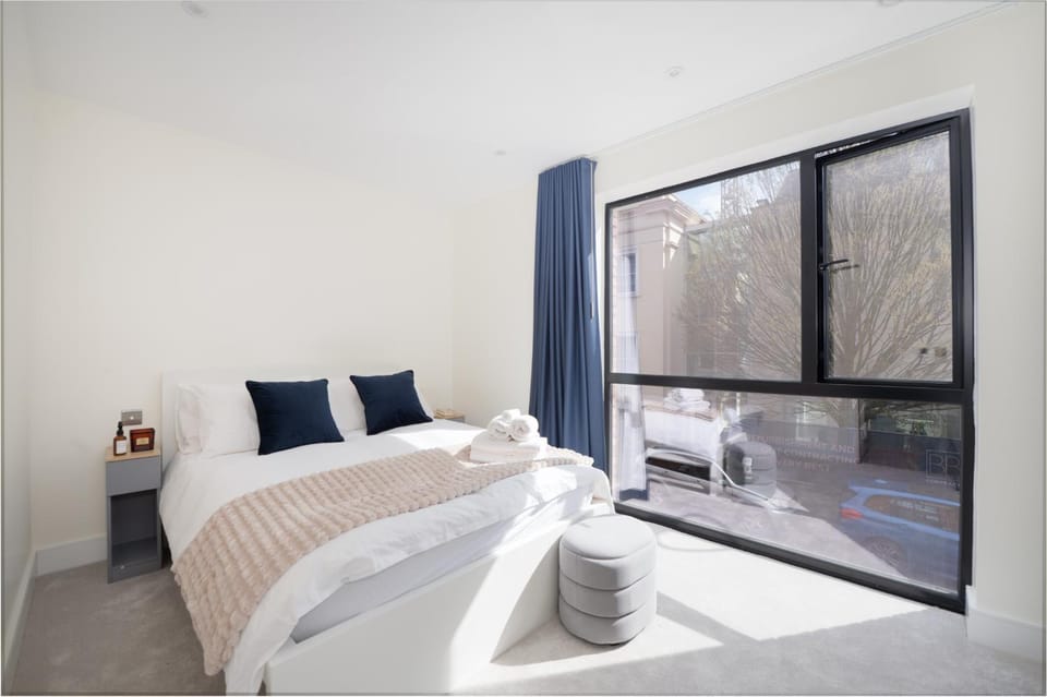 Set of 2 two-bedroom Serviced Apartments, Fulham & Chelsea, Sleeps 4 Apartment in London