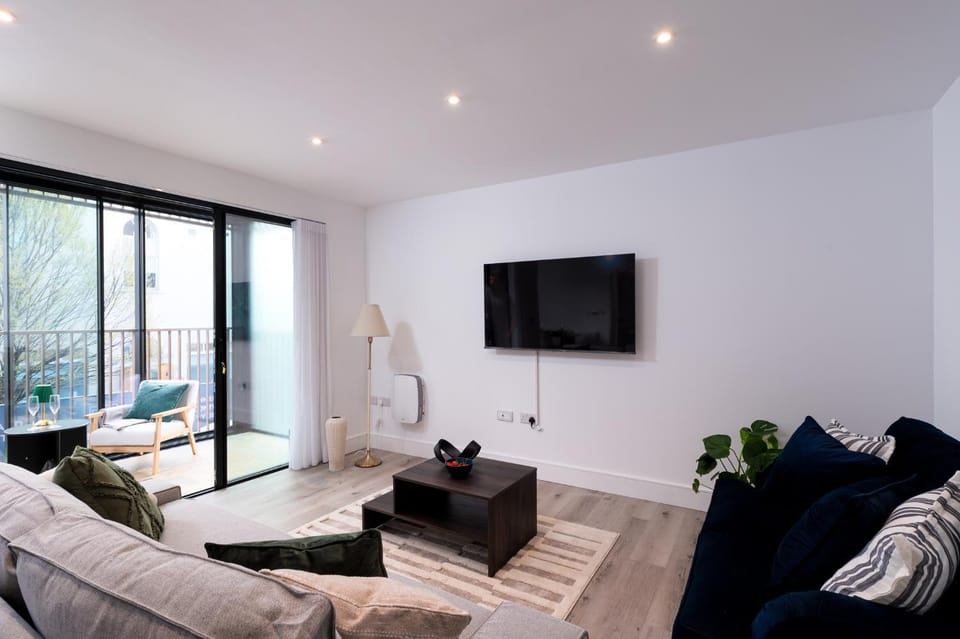 Set of 2 two-bedroom Serviced Apartments, Fulham & Chelsea, Sleeps 4 Apartment in London