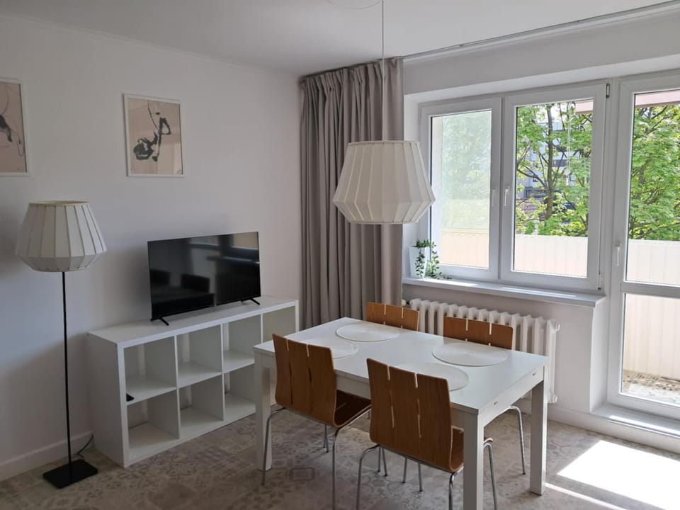 Communal lounge/ TV room, TV and multimedia, Living room, Seating area, Dining area, Evening entertainment