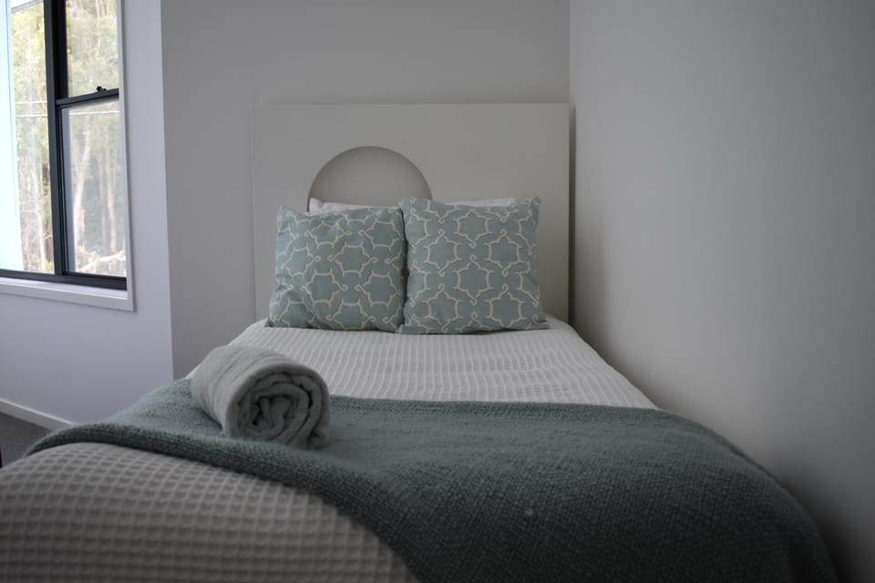 Lux 3 bedroom townhouse, stroll to beaches, cafes House in Central Coast