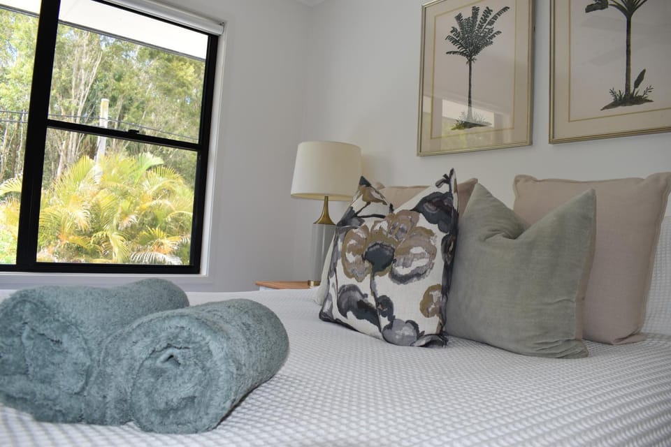 Lux 3 bedroom townhouse, stroll to beaches, cafes House in Central Coast