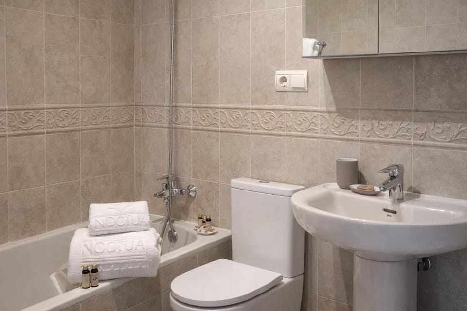 Toilet, Bathroom, Bath, towels