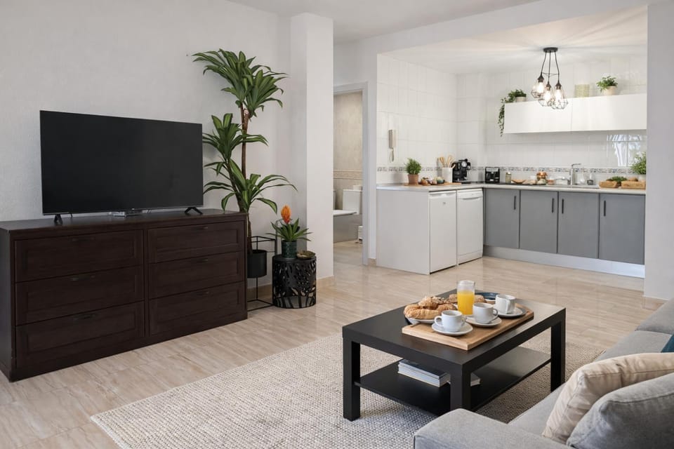 TV and multimedia, Kitchen or kitchenette, Living room, Dining area, Food
